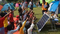 Aktivis Hafiz Riza (kanan) menyampaikan penjelasan tentang mainan edukasi bertenaga panas matahari saat acara Camping Kemerdekaan di kawasan perkemahan Batu Kembar, Caringin, Kabupaten Bogor, Jawa Barat, Sabtu (19/8/2023). 