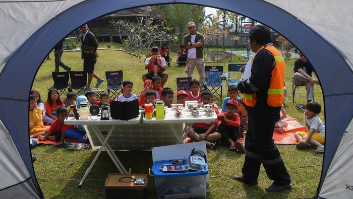 Aktivis Hafiz Riza (kanan) menyampaikan penjelasan tentang energi terbarukan saat acara 'Camping Kemerdekaan' di kawasan perkemahan Batu Kembar, Caringin, Kabupaten Bogor, Jawa Barat, Sabtu (19/8/2023). Kegiatan yang digelar komunitas Camping Adventure Family Indonesia bekerja sama dengan komunitas I Love Energi Surya tersebut bertujuan untuk mengedukasi pentingnya energi bersih yang ramah lingkungan sekaligus untuk memeriahkan HUT ke-78 kemerdekaan Republik Indonesia. ANTARA FOTO/Aditya Pradana Putra/foc.
