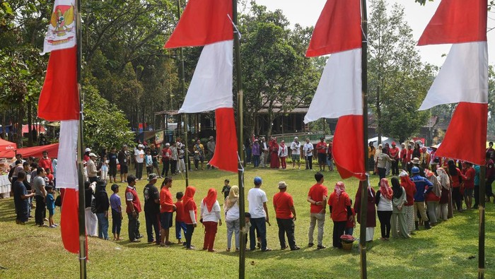 Edukasi energi terbarukan di Kemah Kemerdekaan Aktivis Hafiz Riza (kanan) menyampaikan penjelasan tentang energi terbarukan saat acara 'Camping Kemerdekaan' di kawasan perkemahan Batu Kembar, Caringin, Kabupaten Bogor, Jawa Barat, Sabtu (19/8/2023). Kegiatan yang digelar komunitas Camping Adventure Family Indonesia bekerja sama dengan komunitas I Love Energi Surya tersebut bertujuan untuk mengedukasi pentingnya energi bersih yang ramah lingkungan sekaligus untuk memeriahkan HUT ke-78 kemerdekaan Republik Indonesia. ANTARA FOTO/Aditya Pradana Putra/foc.