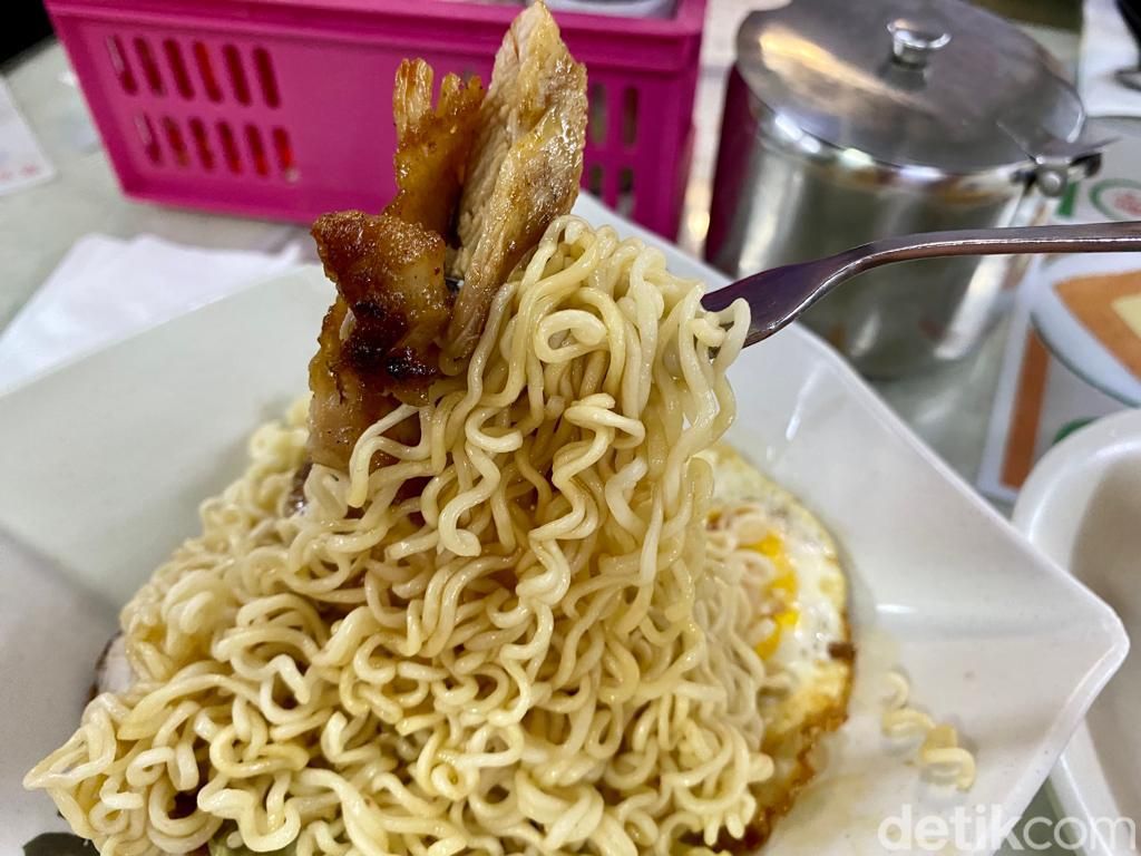 Es Teh Susu dan  French Toast  Legendaris di Kopitiam Tertua di Hong Kong