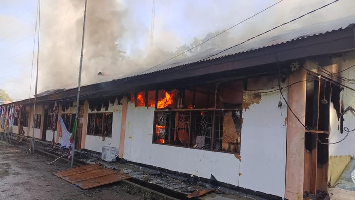 Kantor Distrik Fakfak Tengah, Kabupaten Fakfak, Papua Barat diduga dibakar orang tak dikenal (OTK).