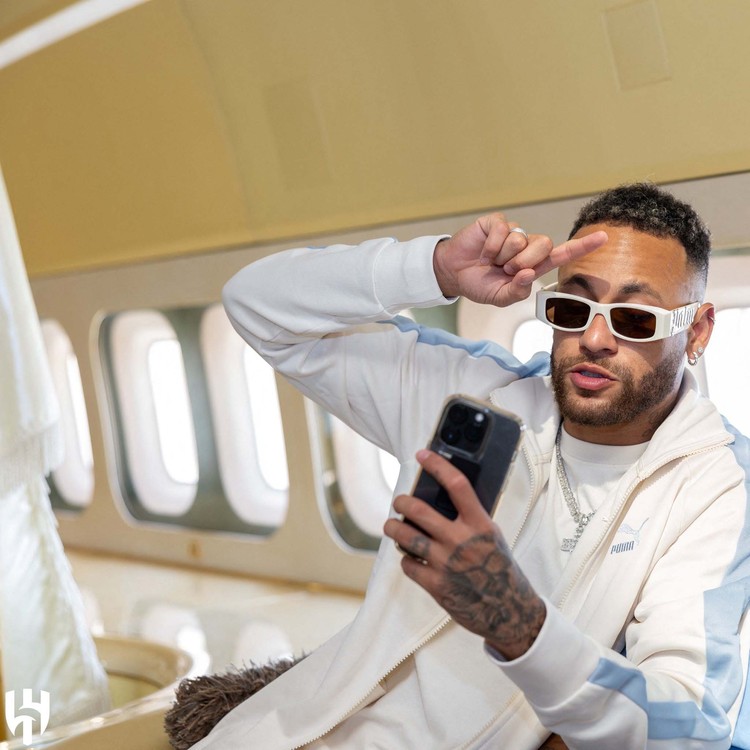 Gaya Neymar di Jet Pribadi saat Terbang ke Riyadh Soccer Football - Neymar leaves Paris on his way to Riyadh after signing for Al Hilal - Paris, France - August 18, 2023
Al Hilals Neymar before departing for Saudi Arabia
Al Hilal Media Office/Handout via REUTERS
ATTENTION EDITORS - THIS IMAGE HAS BEEN SUPPLIED BY A THIRD PARTY. NO RESALES. NO ARCHIVES
