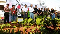 Pj Gubernur DKI Jakarta Heru Budi Hartono (baju putih), Walikota Jakarta Timur Muhammad Anwar (baju putih), Presiden Direktur PT Bank Maybank Indonesia Tbk (Maybank Indonesia) Taswin Zakaria (baju hitam), dan Head of Sustainability Maybank Indonesia Grace Tobing (kaos hitam) melakukan penanaman pohon guna penyerap polusi di bawah kolong tol Becakayu Jakarta, Sabtu (19/8).