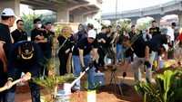 Acara yang digelar dengan tajuk Global Corporate Responsibility Day (Global CR Day) 2023 itu diselenggarakan oleh Maybank Indonesia dengan menanam pohon.