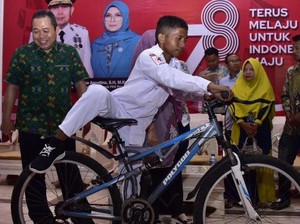 Siswa Gorontalo Panjat Tiang Bendera Saat Upacara HUT ke-78 RI Dapat Sepeda