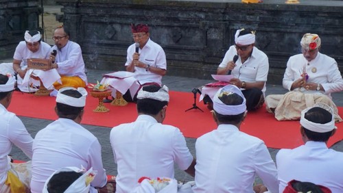 Gubernur Bali Wayan Koster saat menghadiri prosesi pasupati Haluan Pembangunan Bali Masa Depan, 100 Tahun Bali Era Baru 2025-2125 di Pura Penataran Agung Besakih Sabtu (19/8/2023). (foto: I Wayan Selamat Juniasa/detikBali)