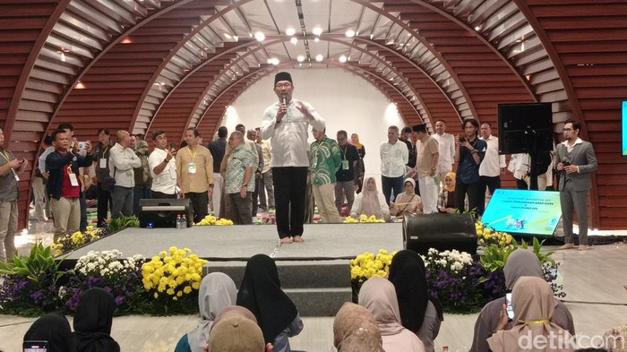 Gubernur Jabar Ridwan Kamil saat meresmikan rangkaian West Java Festival 2023 di Masjid Al Jabbar, Kota Bandung, Sabtu (19/8/2023).
