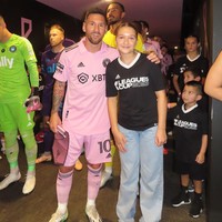 Sebelum pertandingan dimulai, Messi dan Harper terlihat memimpin rombongan dengan berjalan bergandengan. Foto: Instagram