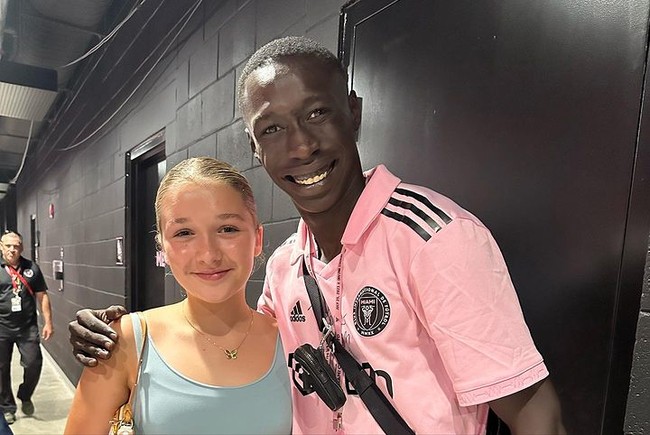 Ini fotonya dengan TikToker dengan follower terbanyak, Khaby Lame, yang hadir menyambut kedatangan Lionel Messi ke klub Inter Miami. Foto: Instagram