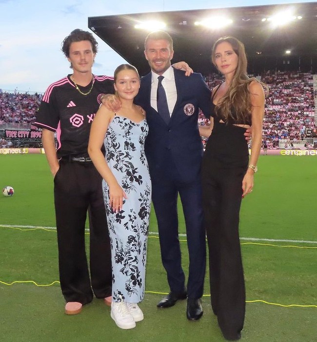 Harper memang sering terlibat dalam pertandingan Inter Miami. Begini gayanya bersama ibu dan kakak ketika menonton salah satu laga. Ia terlihat menawan dengan dress floral yang dipadu sneakers. Foto: Instagram