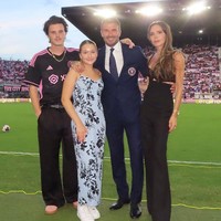 Harper memang sering terlibat dalam pertandingan Inter Miami. Begini gayanya bersama ibu dan kakak ketika menonton salah satu laga. Ia terlihat menawan dengan dress floral yang dipadu sneakers. Foto: Instagram