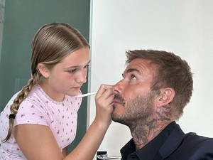 David Beckham Unggah Video Didandani Putrinya, Cium di Bibir Jadi Sorotan