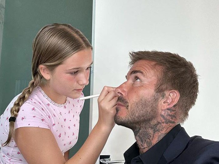 Harper Beckham adalah bungsu dari pasangan David dan Victoria Beckham yang beranjak remaja. Belakangan Harper sering menemani orang tuanya nonton bola.