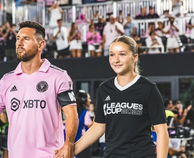 Tak hanya menonton, baru-baru ini Harper Beckham pun tampil mendampingi Lionel Messi dalam laga Inter Miami melawan Charlotte FC beberapa waktu lalu. Foto: Instagram