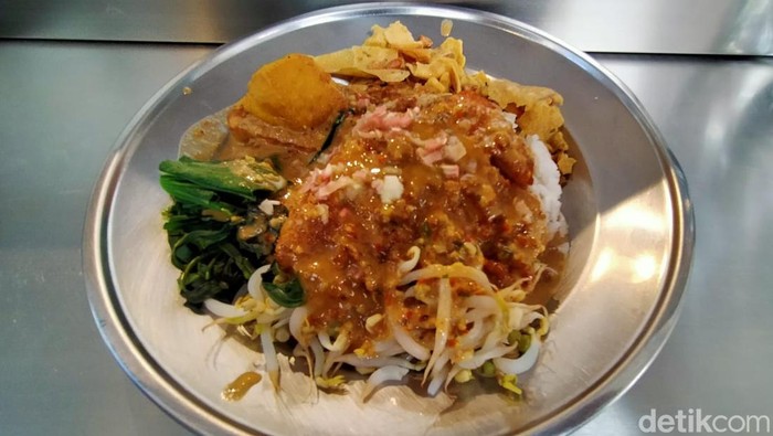 Hidangan Pecel Saestu dengan Katsu di Kota Bandung.
