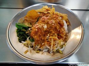 Rekomendasi Warung Pecel Legendaris di Medan, Punya Bumbu yang Buat Ketagihan!
