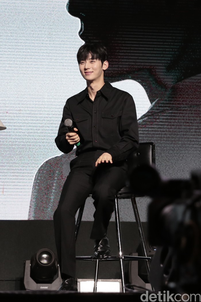 Hwang Minhyun Hwang Minhyun datang ke Jakarta untuk menggelar mini konser pertamanya bertajuk UNVEIL di Kasablanka Hall, Mal Kota Kasablanka, pada Sabtu (19/8/2023). Minhyun tampil dengan busana all-black saat konferensi pers.