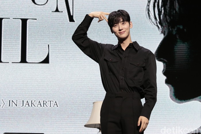 Hwang Minhyun Hwang Minhyun datang ke Jakarta untuk menggelar mini konser pertamanya bertajuk UNVEIL di Kasablanka Hall, Mal Kota Kasablanka, pada Sabtu (19/8/2023). Minhyun tampil dengan busana all-black saat konferensi pers.