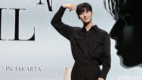 Salah satu gaya Hwang Minhyun di akhir acara konferensi pers. (Foto: Atmi Ahsani Yusron/detikcom)
