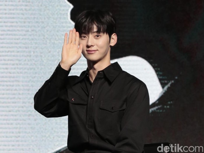 Hwang Minhyun datang ke Jakarta untuk menggelar mini konser pertamanya bertajuk UNVEIL di Kasablanka Hall, Mal Kota Kasablanka, pada Sabtu (19/8/2023). Minhyun tampil dengan busana all-black saat konferensi pers.