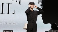 Agak deg-degan nih! kata Minhyun saat ditanya perasaannya tampil sendiri. Tapi dia tetap percaya diri menampilkan gaya terbaiknya saat sesi foto. (Foto: Atmi Ahsani Yusron/detikcom)
