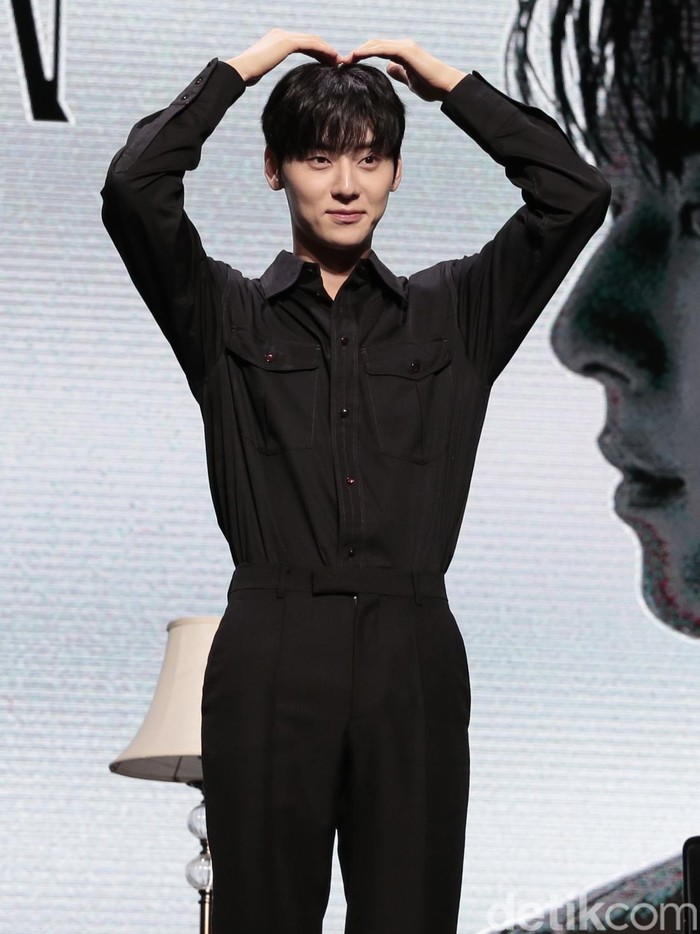 Hwang Minhyun Hwang Minhyun datang ke Jakarta untuk menggelar mini konser pertamanya bertajuk UNVEIL di Kasablanka Hall, Mal Kota Kasablanka, pada Sabtu (19/8/2023). Minhyun tampil dengan busana all-black saat konferensi pers.