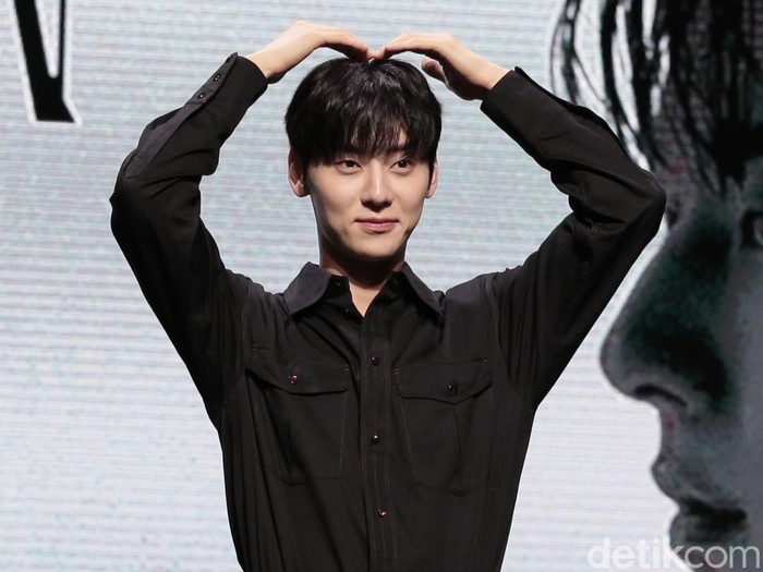 Hwang Minhyun datang ke Jakarta untuk menggelar mini konser pertamanya bertajuk UNVEIL di Kasablanka Hall, Mal Kota Kasablanka, pada Sabtu (19/8/2023). Minhyun tampil dengan busana all-black saat konferensi pers.