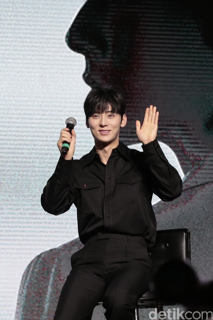 Hwang Minhyun Hwang Minhyun datang ke Jakarta untuk menggelar mini konser pertamanya bertajuk UNVEIL di Kasablanka Hall, Mal Kota Kasablanka, pada Sabtu (19/8/2023). Minhyun tampil dengan busana all-black saat konferensi pers.