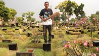 Dia adalah Slamet, pria paruh baya yang memilih berprofesi sebagai pengurus rumah masa depan alias makam di TPU Tanah Kusir, Jakarta Selatan.