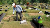 Rutinitas yang ia lakoni setiap hari adalah pengurus rumah masa depan atau biasa disebut makam. Tak sedikit dari para ahli waris yang menitipkan makam-makamnya kepada Slamet.