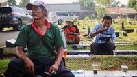 Ada sekitar 30 makam yang dititipkan oleh ahli waris kepada Slamet untuk dijaga rumah masa depannya.