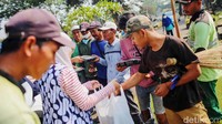 Ia tak sendiri, di TPU Tanah Kusir ada kurang lebih 100 yang berprofesi sama sepertinya. Setiap hari, mereka selalu standby di makam.