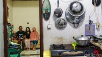Slamet tinggal bersama sang istri, Elly dan anaknya yang bernama Ratu. Ia pun berfoto bersama di kediamannya yang masih berada di sekitar kawasan Tanah Kusir.