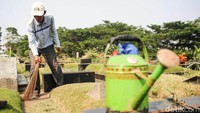 Meskipun dalam kesehariannya selalu ia habiskan di tanah makam, hal itu tak membuatnya takut ataupun seram. Justru sebaliknya, sebagai pengingat diri bahwa ia akan mengalami kematian yang sama seperti manusia pada umumnya.