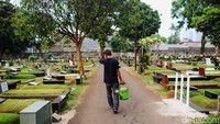 Lagi-lagi nasib baik berpihak pada Slamet. Dalam beribadah dan mencari berkah itulah ia berhasil menyekolahkan anaknya Ratu Seira (19) hingga pendidikan tinggi. Tahun ini Ratu akan memulai pendidikannya di Universitas Brawijaya, Malang.