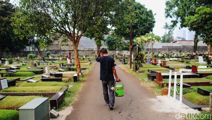 Profesinya memang tak seindah pekerja kantoran, tapi keberadaannya cukup dipertimbangkan untuk menjaga rumah masa depan. Beginilah kisahnya.