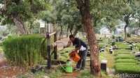 Sejak 24 tahun silam, Slamet menyelami profesinya itu. Berbekal niat ibadah dan mencari berkah ia bisa menjalani hidup di tengah belantara kota metropolitan.