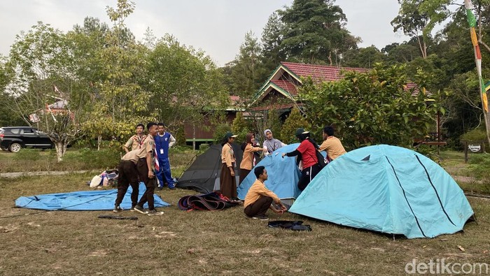 Para peserta Kemah Konservasi tengah mendirikan tenda di area kegiatan, Bukit Bangkirai, Kutai Kartanegara.