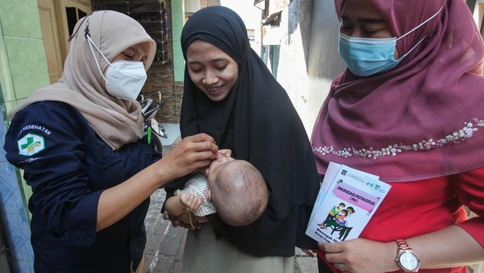 Petugas kesehatan menunjukkan selebaran mengenai informasi imunisasi tetes rotavirus di Surabaya, Jawa Timur, Sabtu (19/8/2023). Kementerian Kesehatan melakukan pemberian imunisasi tetes rotavirus dosis pertama (0,5 ml atau setara lima kali tetes) kepada bayi berusia 2, 3 dan 4 bulan untuk mencegah diare berat pada bayi dengan usia di bawah satu tahun. ANTARA FOTO/Didik Suhartono/YU