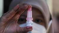 Petugas kesehatan menunjukkan vaksin rotavirus yang akan diberikan kepada bayi di Surabaya, Jawa Timur, Sabtu (19/8/2023).  