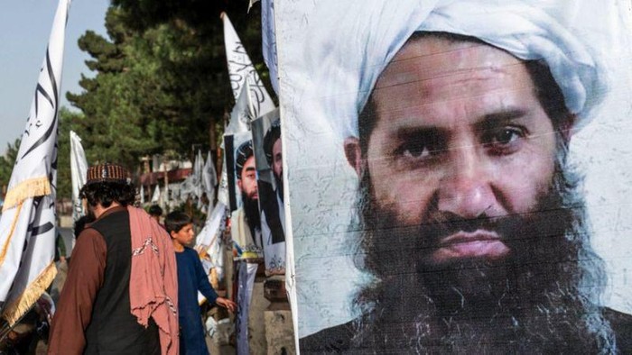 Ini adalah satu-satunya gambar pemimpin tertinggi Taliban, Hebatullah Akhundzada, yang diketahui. Foto ini terlihat di poster di jalan-jalan Kabul. (Getty Images)