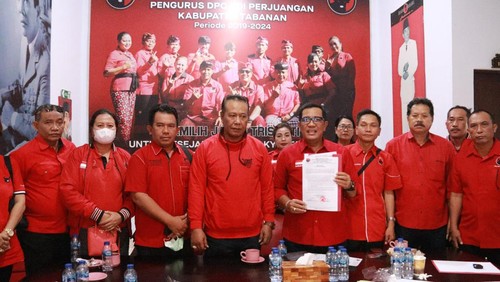 Jajaran pengurus DPC PDIP Tabanan yang dipimpin I Komang Gede Sanjaya (pegang kertas berita acara) seusai melakukan rapat internal, Sabtu (19/8/2023). (Foto: istimewa)