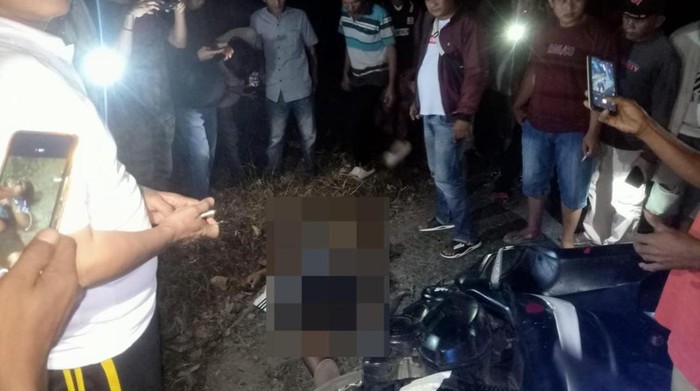 Jasad korban dengan luka tembak di wajah tergeletak di jalan.