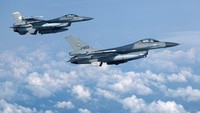 Untuk mendukung operasi jarak jauh, AS juga mengerahkan pesawat pengisi bahan bakar udara, termasuk KC-135R Stratotanker dan KC-46A Pegasus. Kedua jenis pesawat ini penting untuk mendukung misi penerbangan berkelanjutan, terutama jika operasi udara menjangkau wilayah Iran. REUTERS/Piroschka van de Wouw/File Photo Acquire Licensing Rights