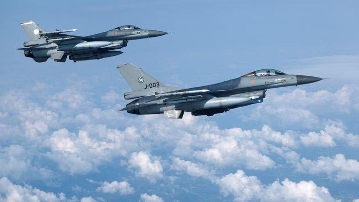 Netherlands Air Force F-16 fighter jets fly during a media day illustrating how NATO Air Policing safeguards the Allies airspace in the northern and northeastern region of the Alliance, July 4, 2023. REUTERS/Piroschka van de Wouw/File Photo Acquire Licensing Rights