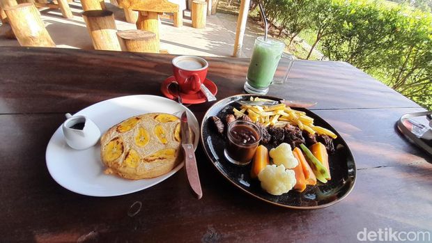 Kafe di Pangandaran dengan pemandangan hamparan sawah.