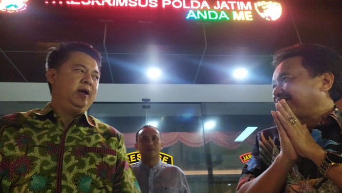Kakanwil BPN Jatim (kanan) bersama Dirreskrimsus Polda Jatim (kiri) di Polda Jatim