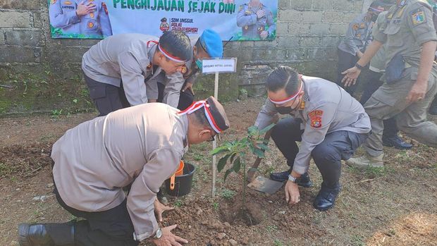 Kapolres Jaksel melakukan penanaman pohon di Cipedak, Jagakarsa