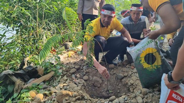 Kapolresta Bogor Kota Kombes Bismo Teguh Prakoso memimpin penanaman 100 pohon serta pembersihan sampah di bantaran Sungai Ciliwung.