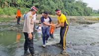 Foto: Penanaman 100 pohon dan pembersihan sampah di bantaran Sungai Ciliwung dikemas dengan tema Bakti untuk Negeri Pelajar Kota Bogor ‘SKCK Goes to School’, di momen Peringatan HUT ke-78 Kemerdekaan Republik Indonesia. (dok. Polresta Bogor)